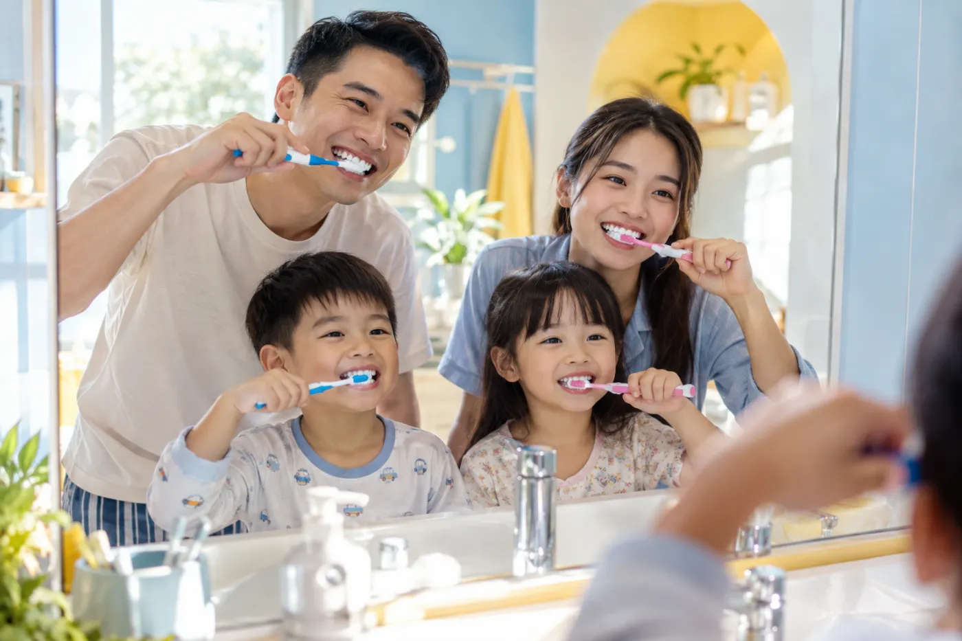 Cả gia đình cùng đánh răng buổi sáng