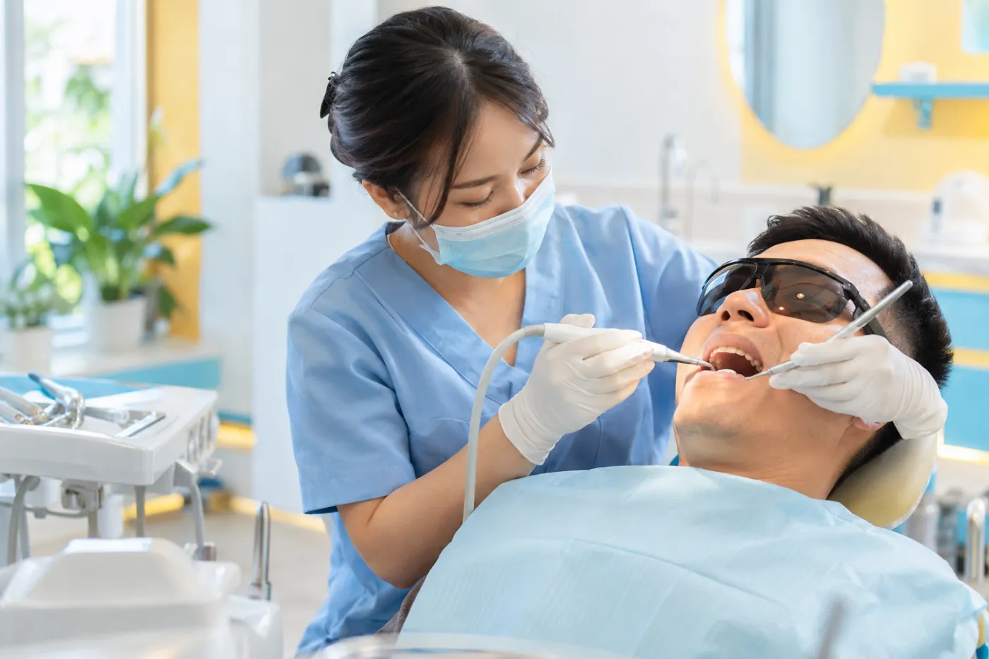 Cạo vôi răng bằng máy siêu âm